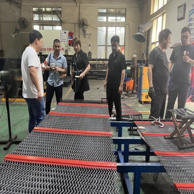 热烈欢迎重庆客户来我司参观指导