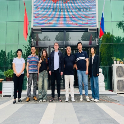 两拨外国客户同时参观红星筛网生产基地