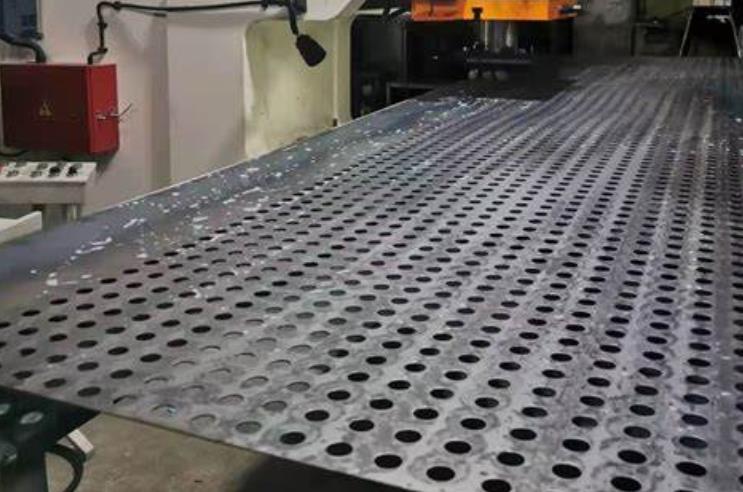 What are the differences between steel plate perforated screen and round hole screen