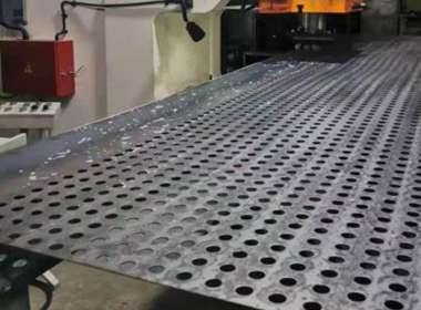 What are the differences between steel plate perforated screen and round hole screen