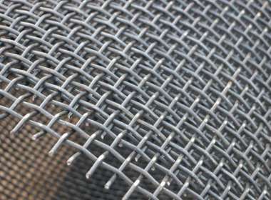 What is the reason for the damage of the vibrating screen?