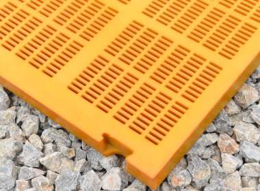 Daily maintenance and replacement of accessories for polyurethane screens