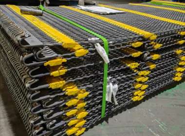 What is the basis for selecting polyurethane sieve plates?