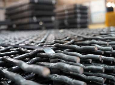 What factors will affect the wear resistance of manganese steel screen?