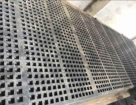 Under what circumstances should rubber screens be used for mining screening