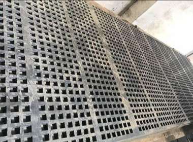 Under what circumstances should rubber screens be used for mining screening