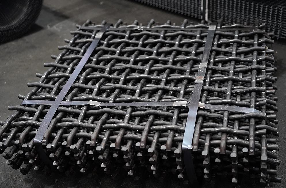 Why is manganese steel crimped mesh more wear-resistant?