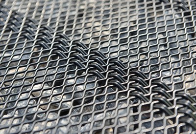 Woven wire self-cleaning screen in use