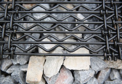 Woven wire self-cleaning screen close-up